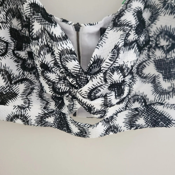 NWOT BCBGMaxAzria | Floral Embroidered Crop Top - Size L - Picture 5 of 11